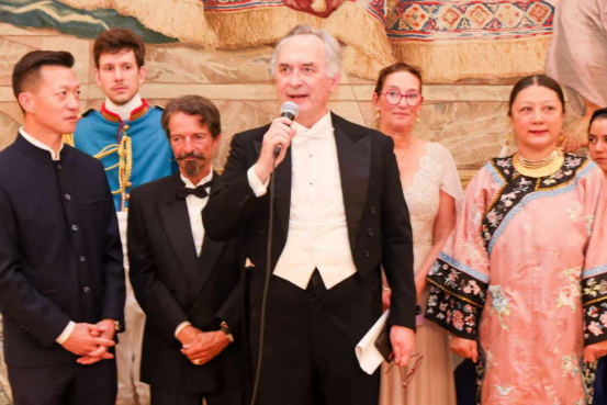 法国大家眷协会于十月一号在巴黎主持“拿破仑亚洲盛筵盛宴”携各大家眷邀两岸三地本族共谱团圆乐章