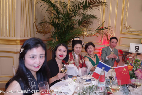 法国大家眷协会于十月一号在巴黎主持“拿破仑亚洲盛筵盛宴”携各大家眷邀两岸三地本族共谱团圆乐章
