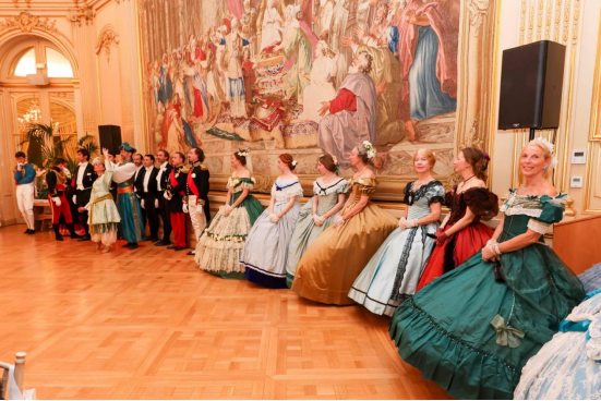 法国大家眷协会于十月一号在巴黎主持“拿破仑亚洲盛筵盛宴”携各大家眷邀两岸三地本族共谱团圆乐章