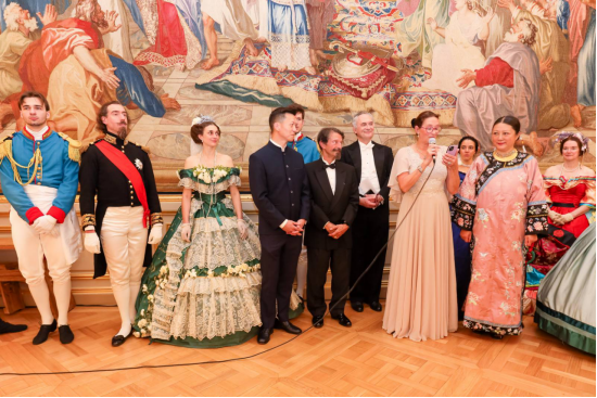 法国大家眷协会于十月一号在巴黎主持“拿破仑亚洲盛筵盛宴”携各大家眷邀两岸三地本族共谱团圆乐章