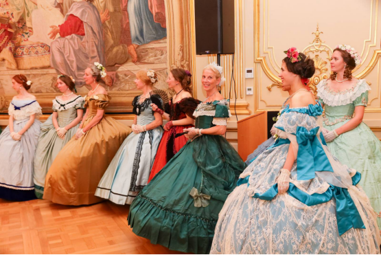 法国大家眷协会于十月一号在巴黎主持“拿破仑亚洲盛筵盛宴”携各大家眷邀两岸三地本族共谱团圆乐章