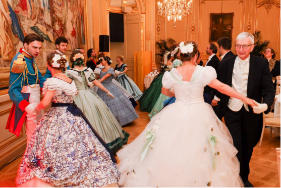 法国大家眷协会于十月一号在巴黎主持“拿破仑亚洲盛筵盛宴”携各大家眷邀两岸三地本族共谱团圆乐章